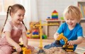 Piasek kinetyczny bez wody do zabawy w domu z walizką, żurawiem i narzędziami