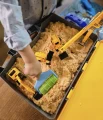 Kompletny zestaw piasku kinetycznego DIY z walizką, 6 foremkami, wałkiem i pojazdami budowlanymi