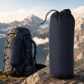 Kompaktowy materac przypięty do plecaka trekkingowego